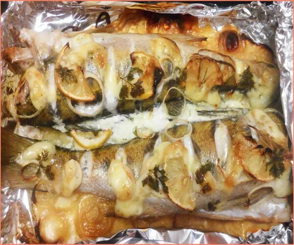 Судак в луке в духовке. Судак в луке в духовке. Судак запеченный в духовке с картофелем. Судак в луке в духовке. Судак рыба в духовке.