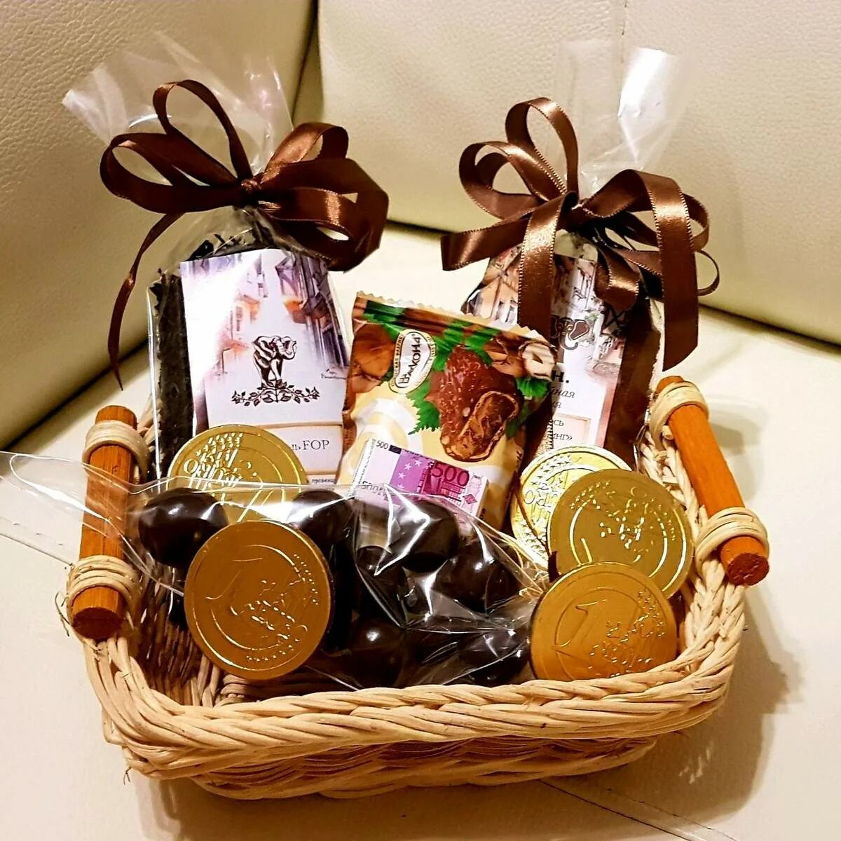 Подарки на 50 лет мужчине необычные. Сладкая композиция. Подарок на юбилей женщине своими руками необычный. Подарок из конфет и купюр. Подарок на день рождения женщине 50 оригинальный.