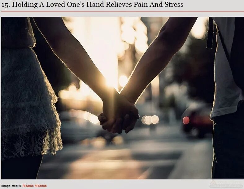 парень с девушкой за ручку. руки влюбленных. держатся за руки. держатся за руки. я держу тебя за руку.