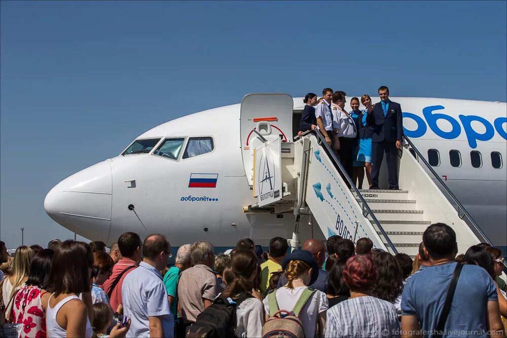 Посадка людей в самолет. А320 Добролет. Посадка пассажиров в самолет. Трап самолета. Высадка пассажиров с самолета.