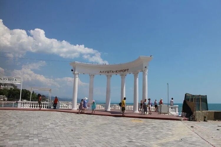 Алушта центральная. Набережная алушты 2025. алушта набережная июль 2025. алушта набережная. центральная набережная.