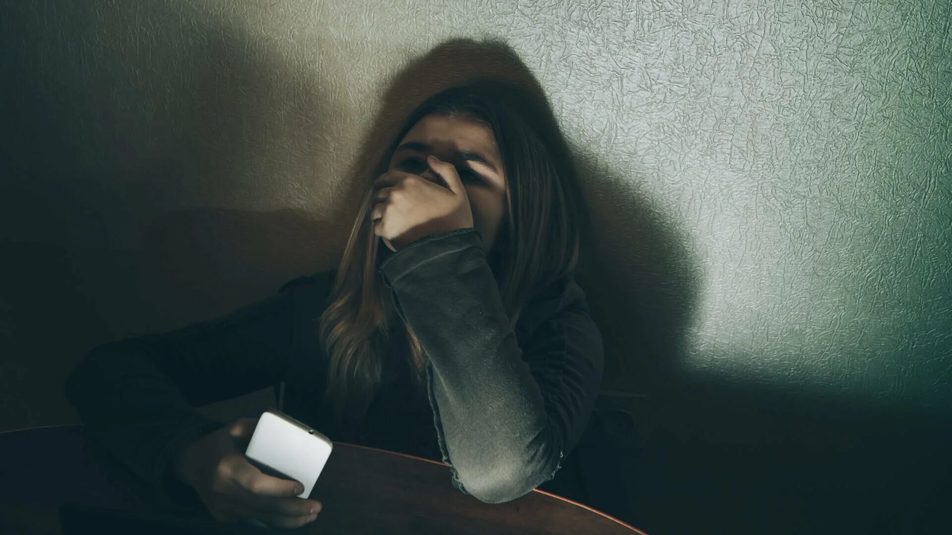 Песню всю ночь прорыдала. Плачущая девушка ночью. депрессивная девушка. девушка в депрессии. девушка с телефоном плачет.