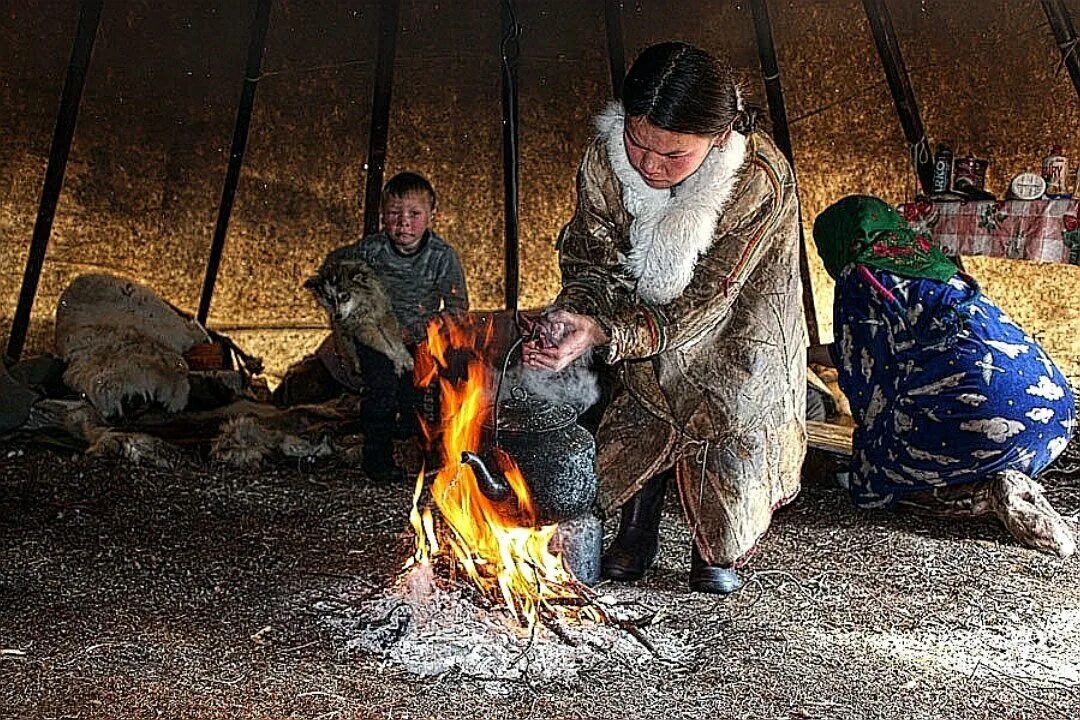 Чум ненцы Ханты. Ханты и манси в чуме. Чум ненцев внутри. Огонь в чуме.