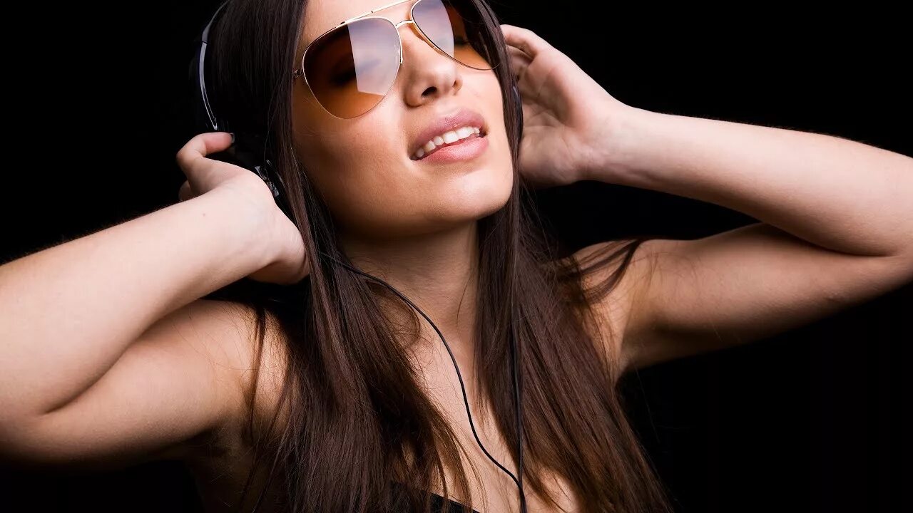 Слушать песню вот это девушка. Девушка в очках. девушка в солнцезащитных очках. красивые девушки в очках. девушка шатенка в очках.