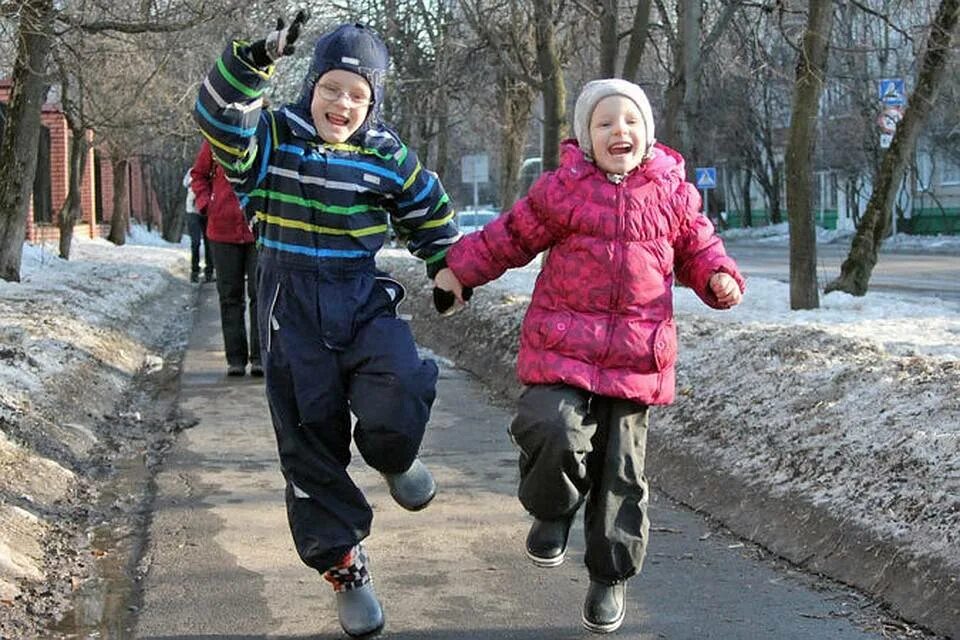 Пойти с ребенком погулять. Весенние прогулки с детьми. Дети гуляют на улице. Прогулка детей на улице. Дети на улице весной.