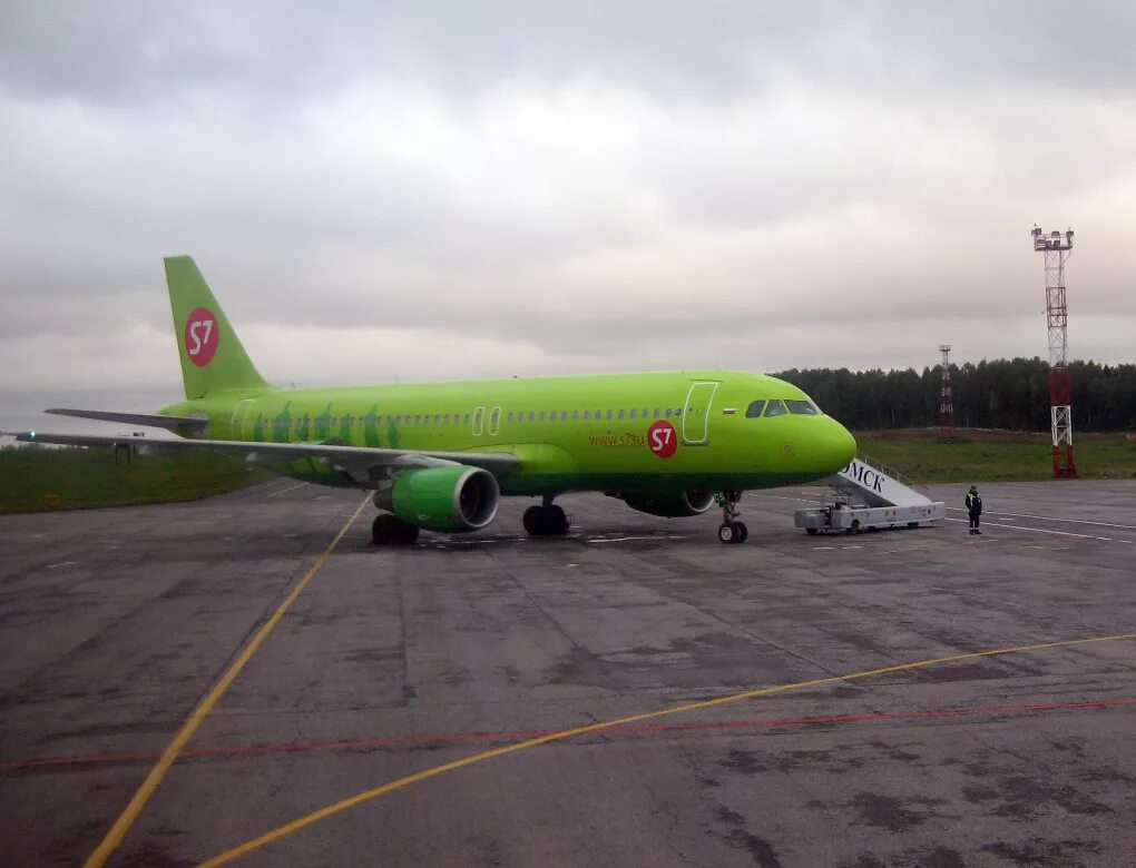 Ту 204 s7 Airlines. Ту 204 100 s7. Самолет s7 Airlines Емельяновский. S7 Airlines Томск. Купить авиабилеты на самолет эссевен