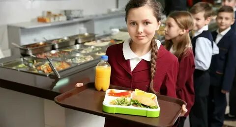 Дети едят в школьной столовой