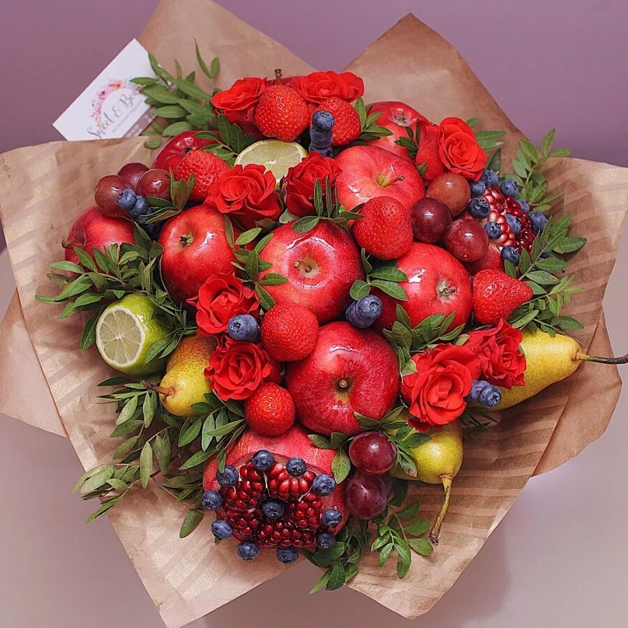 Букет из нектарина и листьями салата. Фруктовый букет из яблок. Фруктовый букет киров. Вкусный букет. Фруктовый букет киров.