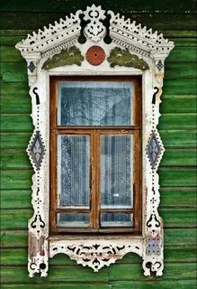 Окно с наличниками и ставнями