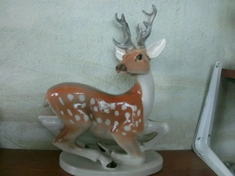 фарфоровая статуэтка олень. фарфоровая статуэтка олень гжель. фигурка олененка императорский фарфоровый завод. олень пятнистый лфз фарфор. голова оленя настольная.