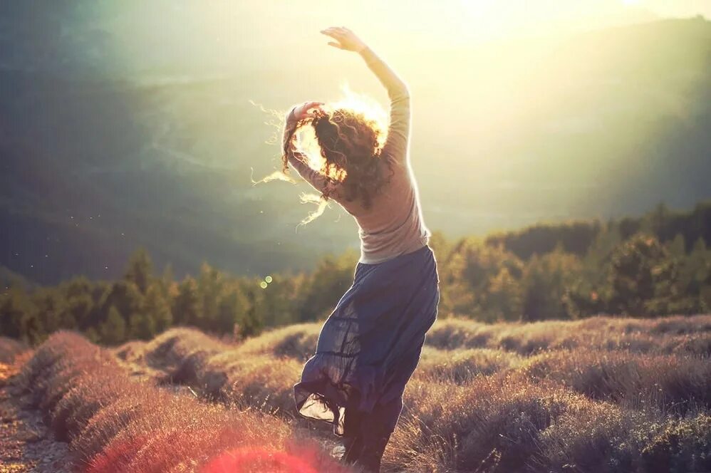 Радуйся тем что у тебя есть. Маленькие радости жизни. Один луч солнца с душой человека. Позитивная девушка. Жить и радоваться.