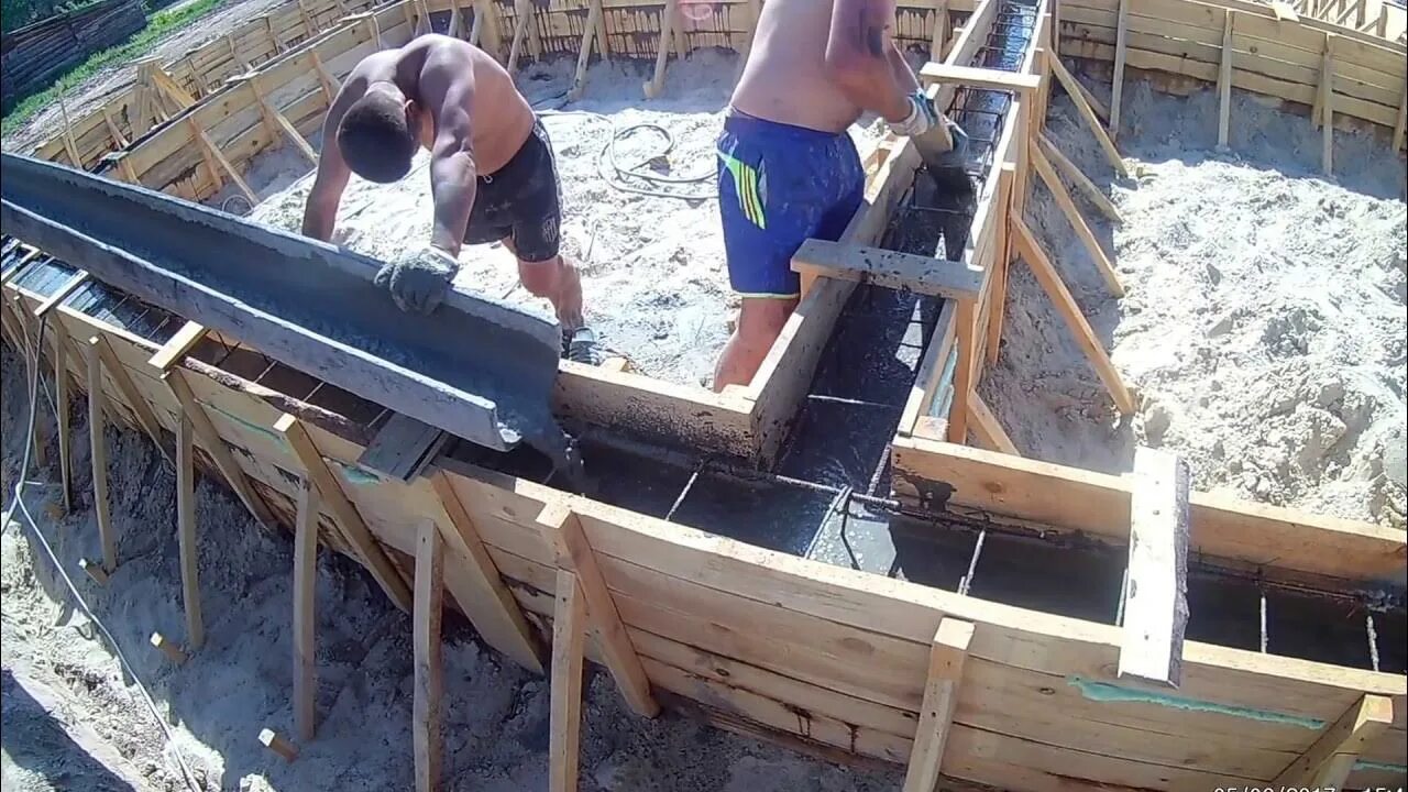 Самодельный лоток для бетона. Лоток для слива бетона. Лоток для приемки бетона из миксера. Желоб для бетона. Желоб для подачи бетона.