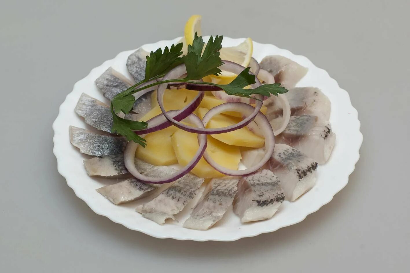 Сельдь по русски. Сельдь с картофелем. сервировка селедки. красивая нарезка селедки. красивая сервировка селедки.