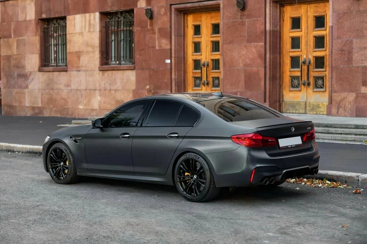 Бмв м5 матовая. BMW m5 f90 Black. BMW m5 f90 серая матовая. BMW m5 f90 Black Matt. BMW m5 f90 черный сатин.