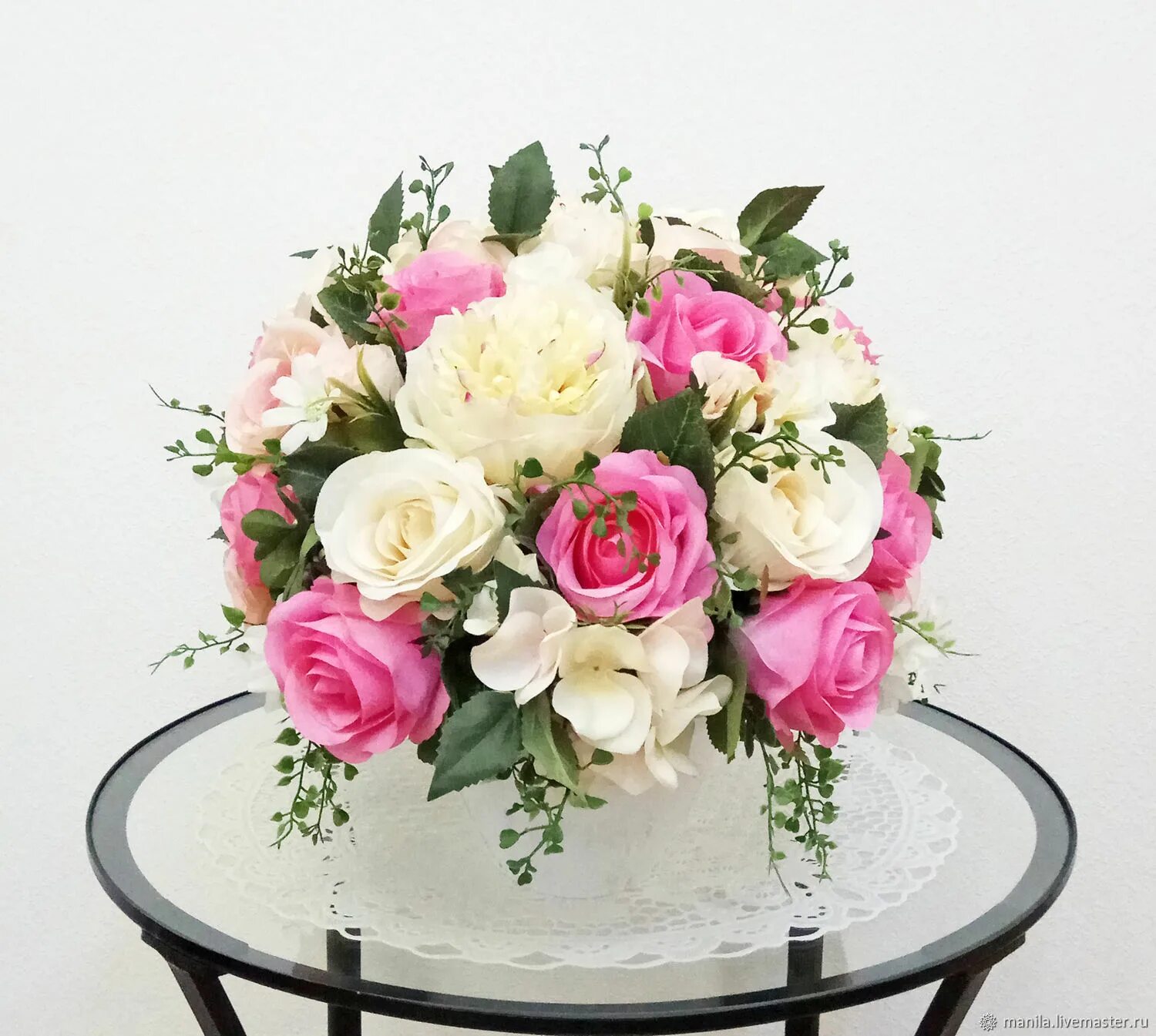 Цветочная композиция из искусственных роз. Ранункулюс букет. Композиция из цветов в коробке. Нежный букет. Композиция цветов.