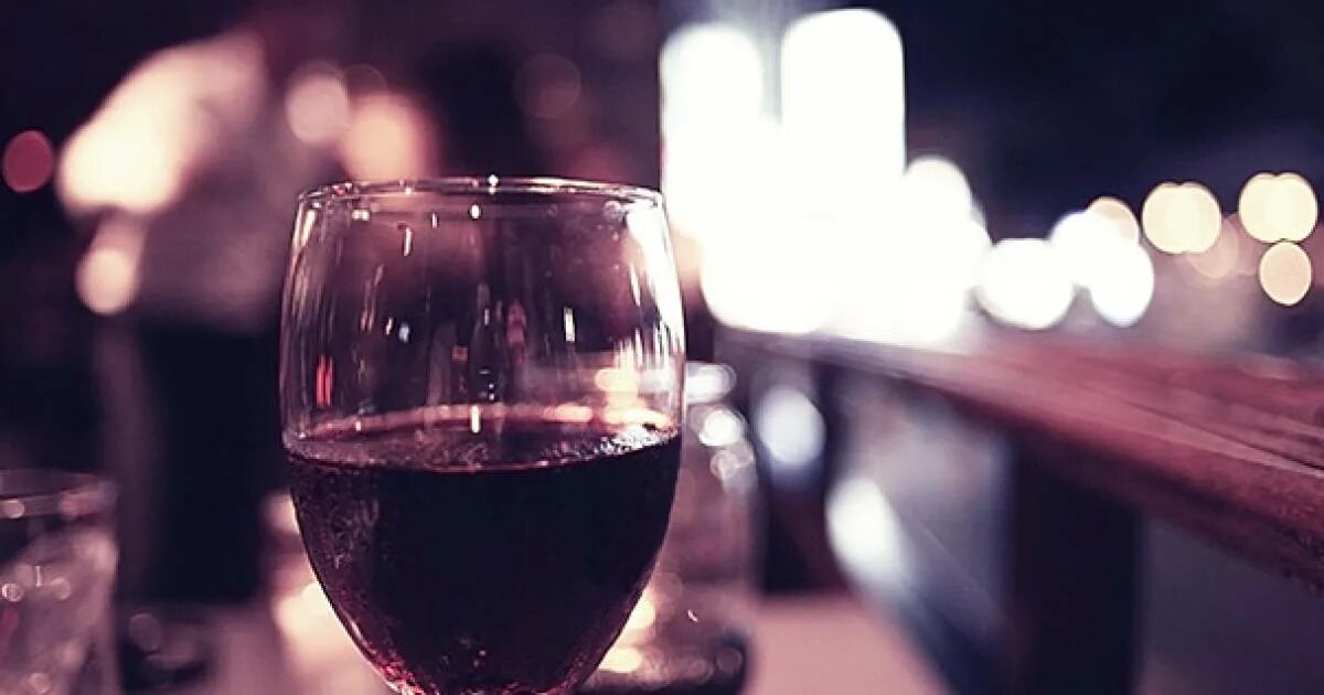 Бокал вина в ресторане. Вино в бокале в кафе. Вино в ресторане. Ужин в ресторане.