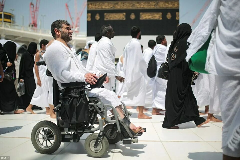 Намаз в мекке. Мусульманка в Хадже. Мальчик в Мекке. Инвалид мечеть.