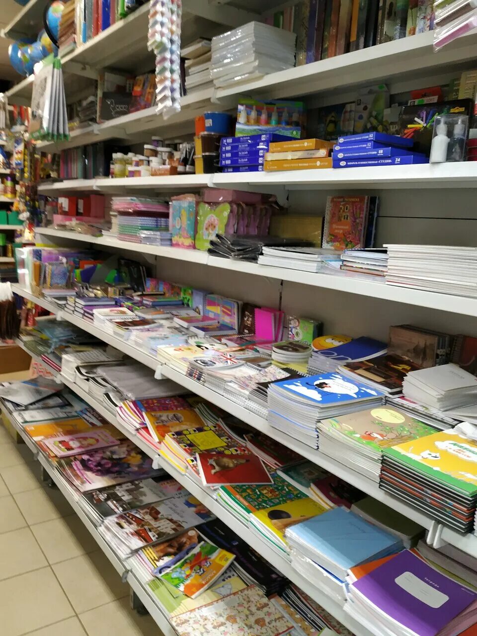 Японский магазин канцелярии. Полки с канцелярией в магазине. Магазин канцтоваров. Оборудование для магазина канцелярских товаров. Большой канцелярский магазин.