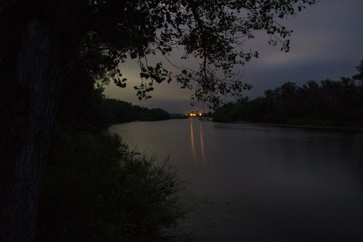 Ночь реки вышли. Речка ночью. Река ночью. Берег реки ночью. Ночь на берегу реки.