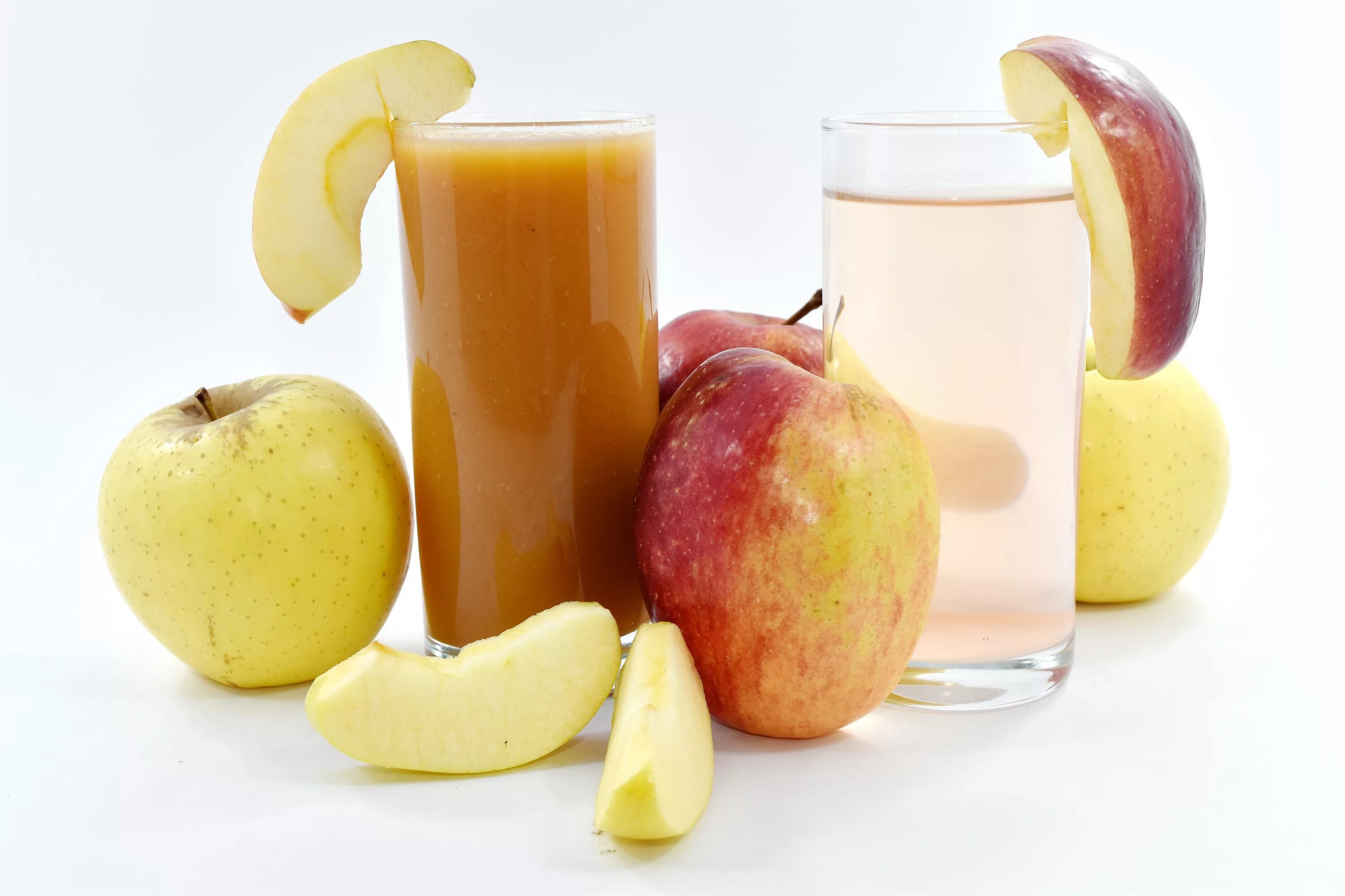 Для фруктового напитка смешивают яблочный. Яблочный сок. Сок из яблок. Свежевыжатый яблочный сок. Напиток сок яблочный.