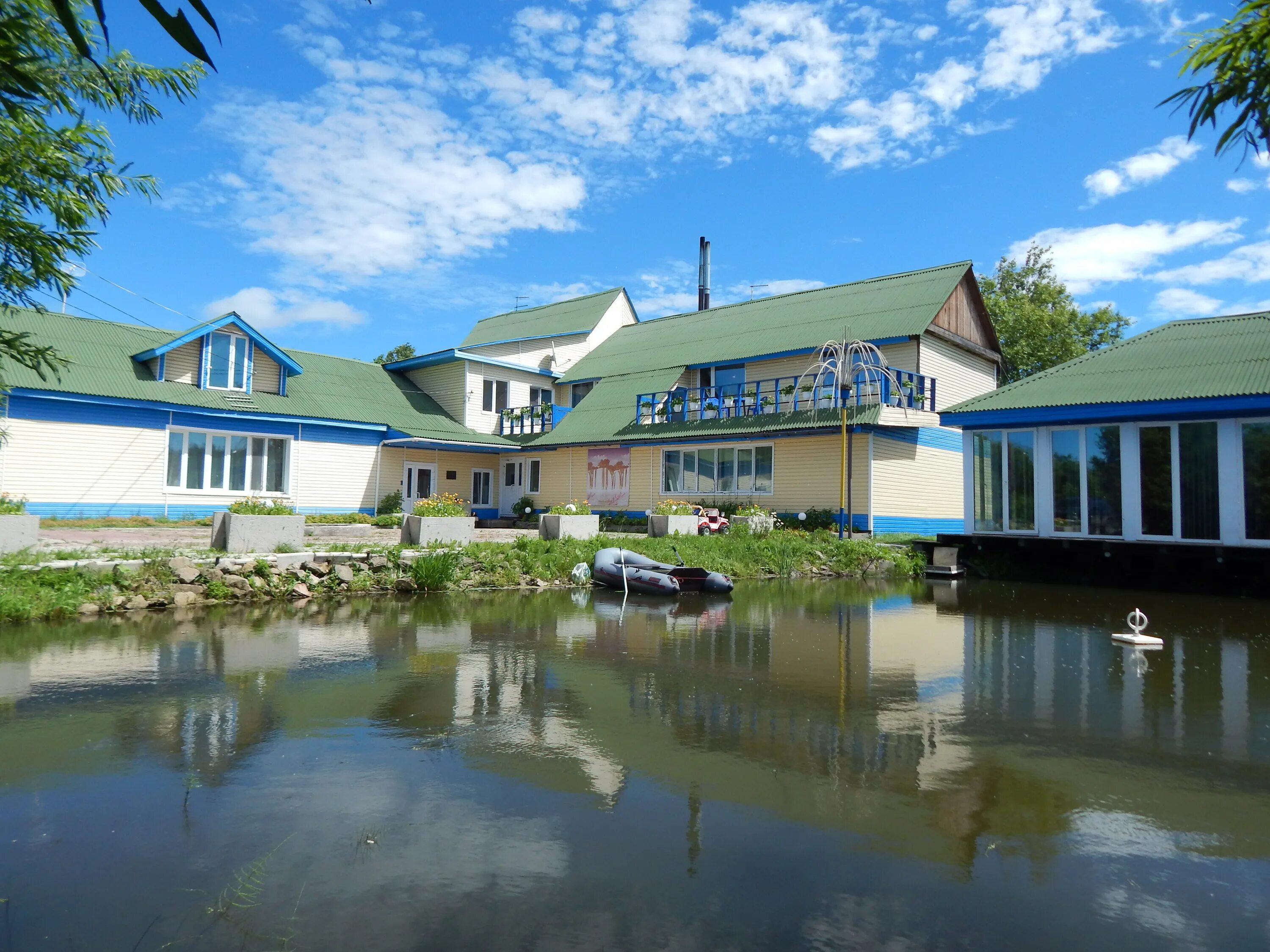 Гостиница в макарове сахалинская область. Шахтёрск сахалинская область гостиница. Шахтерск гостиница. Гостиница в шахтерске. Рандеву бар.