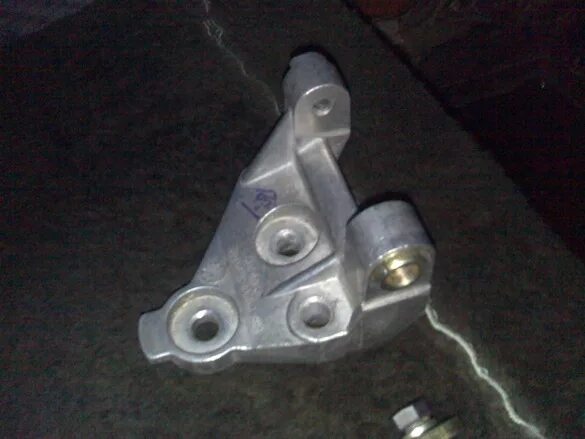 Кронштейн генератора ваз 2107 инжектор. Болт кронштейн генератора 21214. Крепление генератора 2107 инжектор. Крепление генератора ваз 2107 инжектор. 21214-3701650 кронштейн генератора нижний.