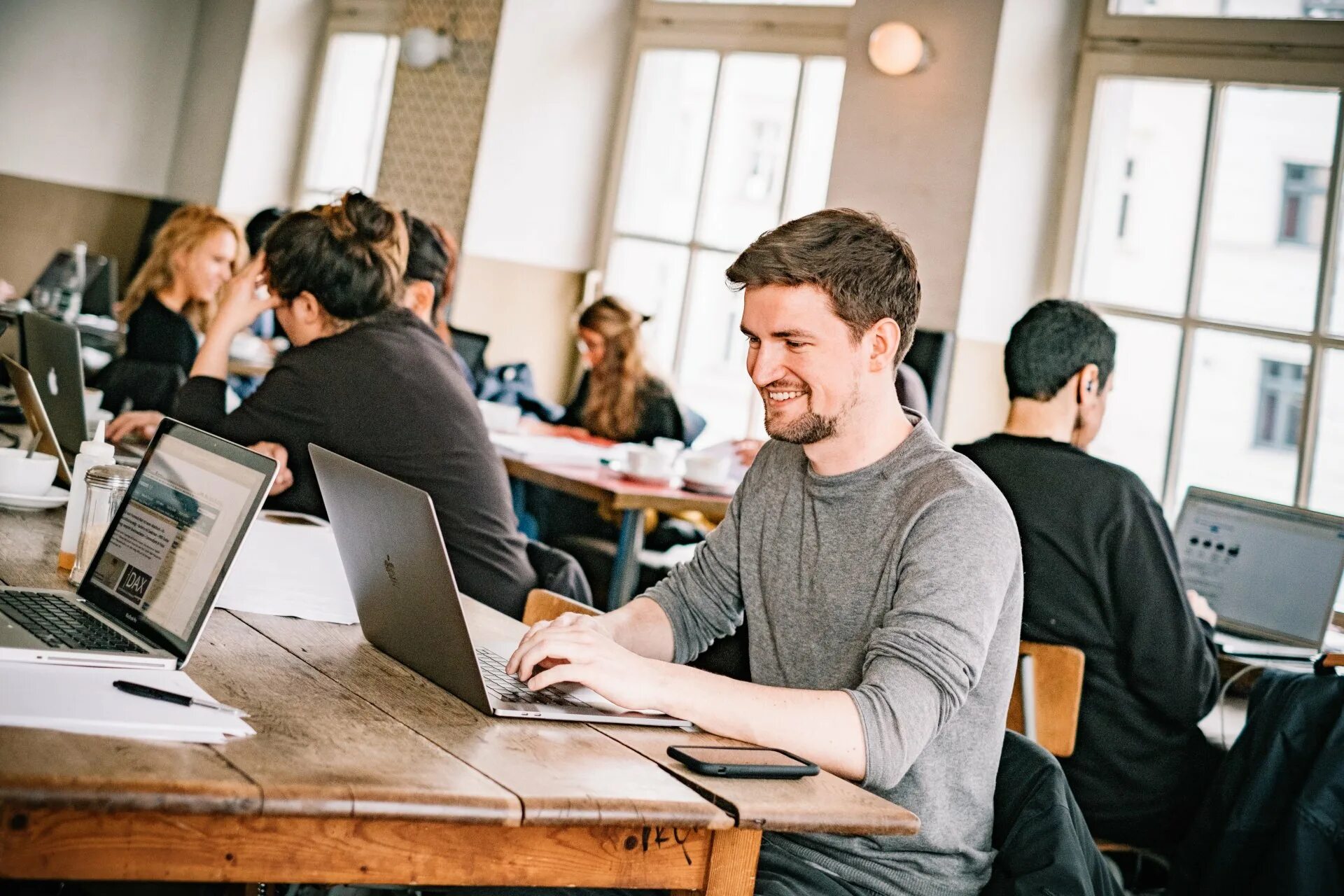 Работодатели надомной работы. Работники с ограниченными возможностями. Надомный профи. Женщина интервьюер. Ипотека для инвалидов.