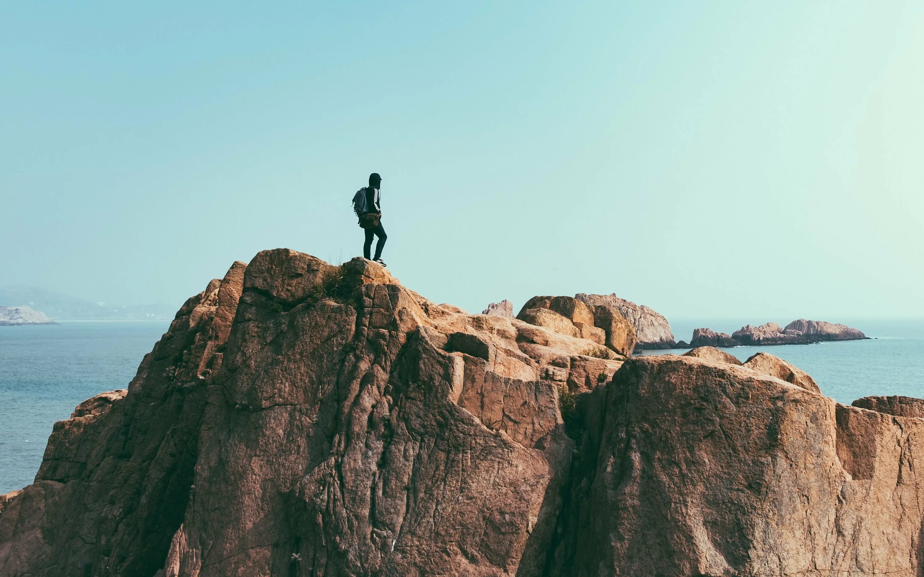 Вид со скалы. Распутье дорог. Обрыв скалы. Близко посреди. Море скалы.