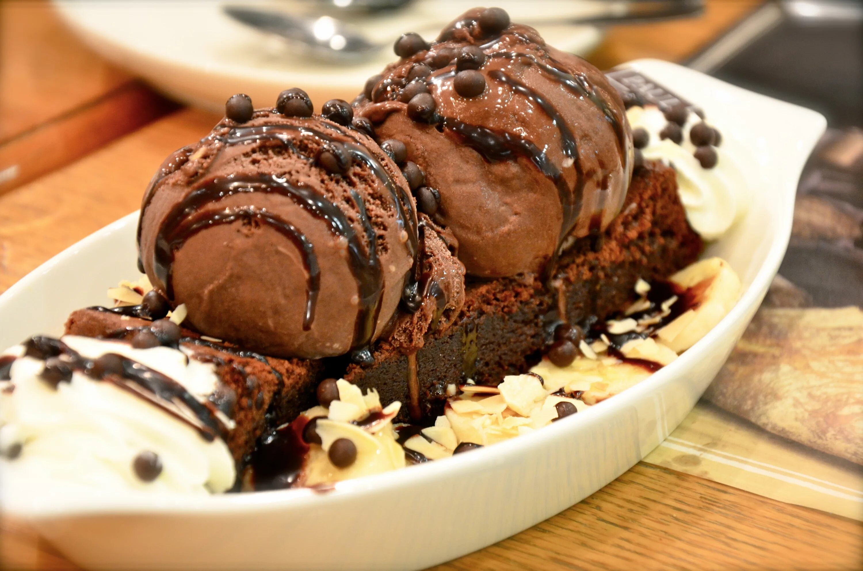 Мороженое шоколадный Брауни. Шоколадный Брауни с мороженым. Айс Чоко, шоколадное мороженое. Мороженое с шоколадом. Choco ice