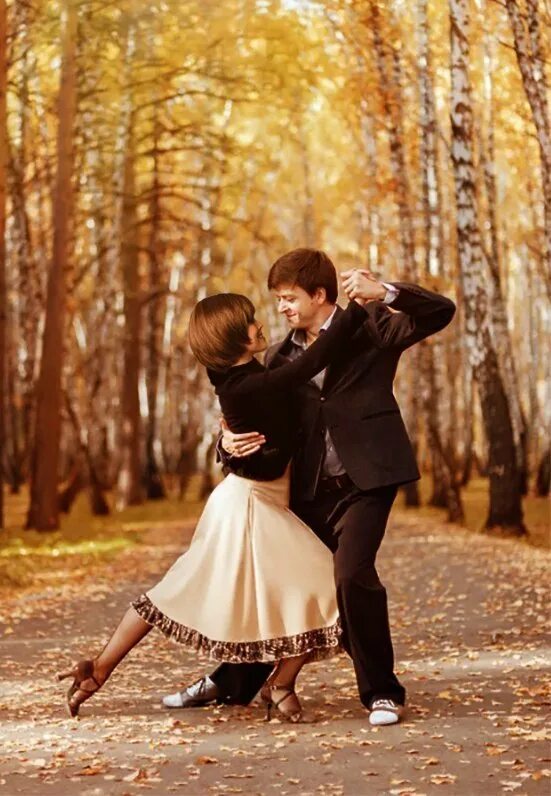 Осенний танец. Осеннее танго. Танец в осеннем лесу. Осенняя Свадебная фотосессия в парке. Вальс закружил