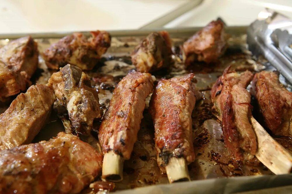 кусок жареной говядины. свиные ребрышки с картофелем. мясо тушеное с косточками. говяжьи ребра. говяжьи ребра black angus.