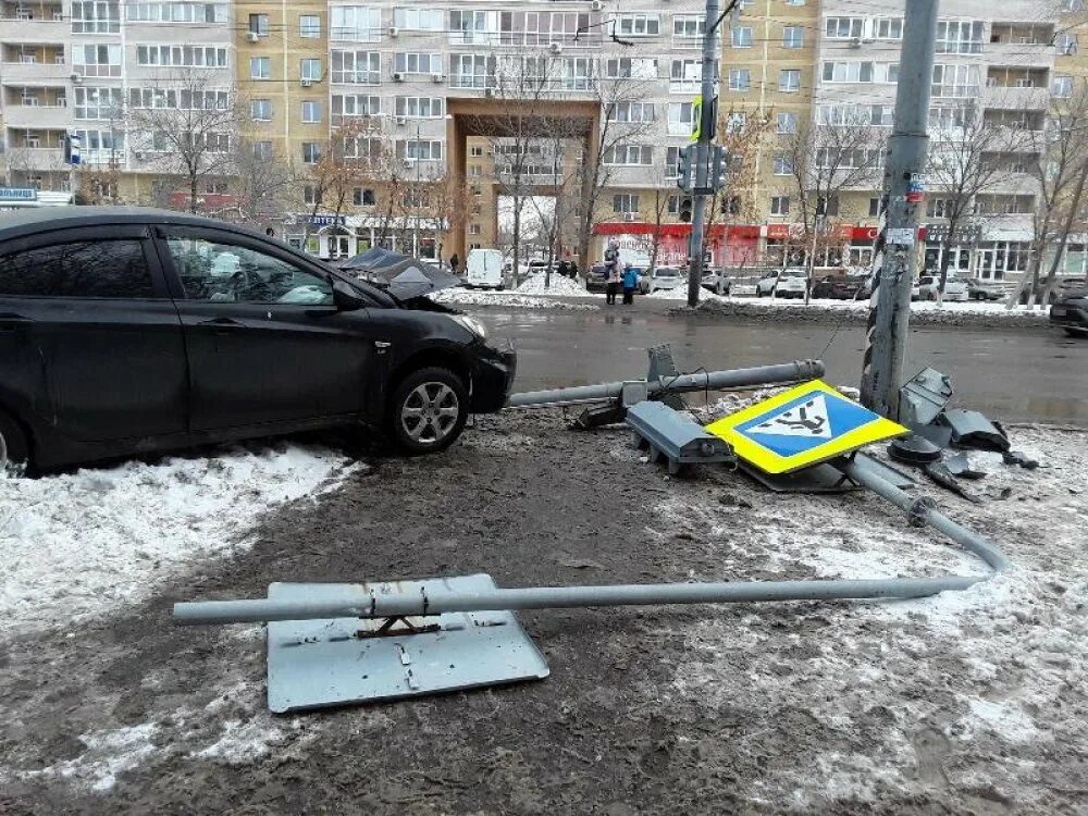 Сбило дорожным знаком. Машина наехала на бордюр. Автоавария на Пролетарской Оренбург.