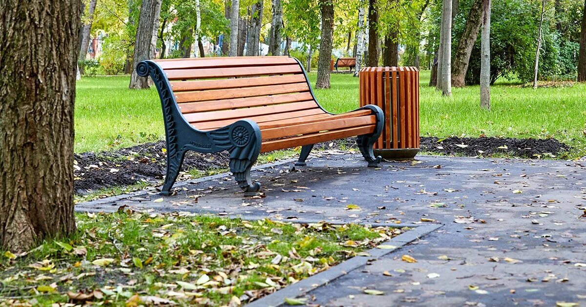 Скамья в городе. Парк у метро ботанический сад. Воробьевы горы лежаки. Скамья ск014. Парковая мебель.