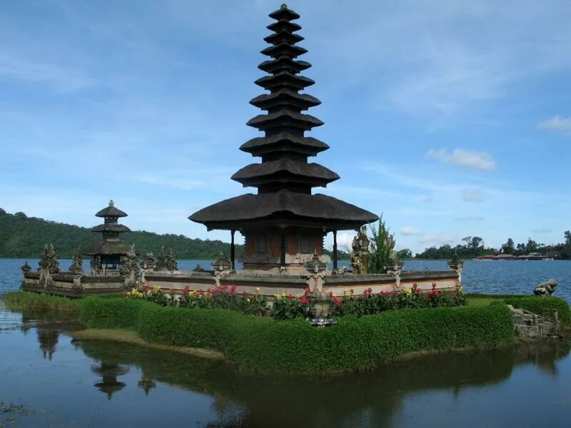 Остров тысячи храмов в индонезии. Храм сингсида индонезия. Храм бенджи бали. Сад 1000 храмов в индонезии. Храм тысячи богов.