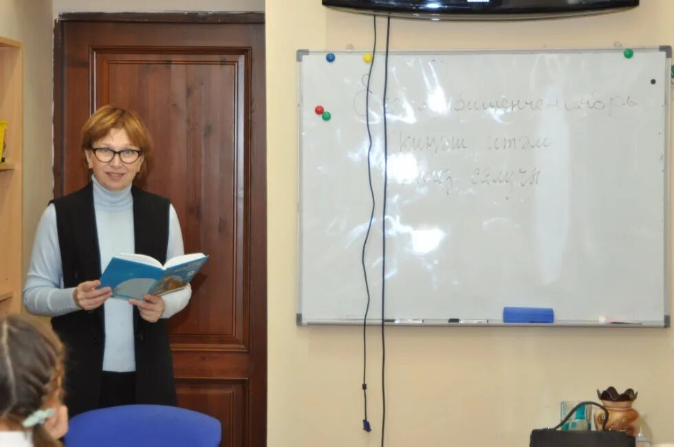 Гагаринский язык. Гагаринский язык. Гагарин в саратовском индустриальном техникуме. Биография юрия гагарина на английском. Город гжатск дом гагарина.