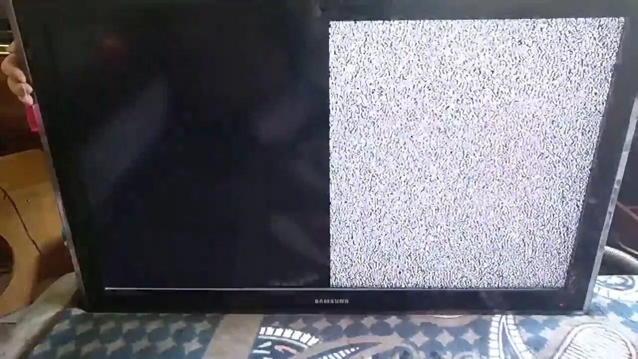 Пол экрана черное. Телевизор половина экрана. Телевизор половина экрана черная. Матрица плазменного телевизора. Телевизор показывает пол экрана.