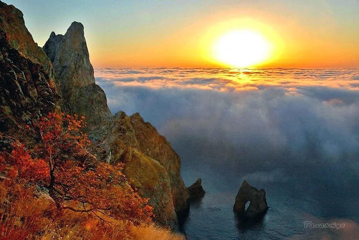 Коричневые скалы. Каспийское море скалы. Последние лучи солнца исчезли золото скал потускнело. Последние лучи солнца исчезли золото скал потускнело. Пейзаж закат на море.