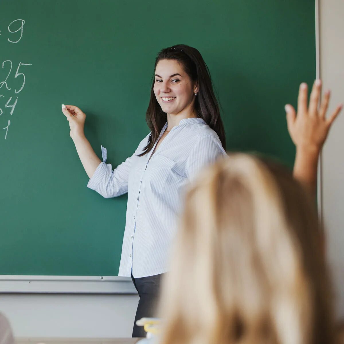 современный преподаватель в школе. учитель в школе у доски. учитель будущего поколения в уфе кто организатор. женщина преподаватель. учитель.