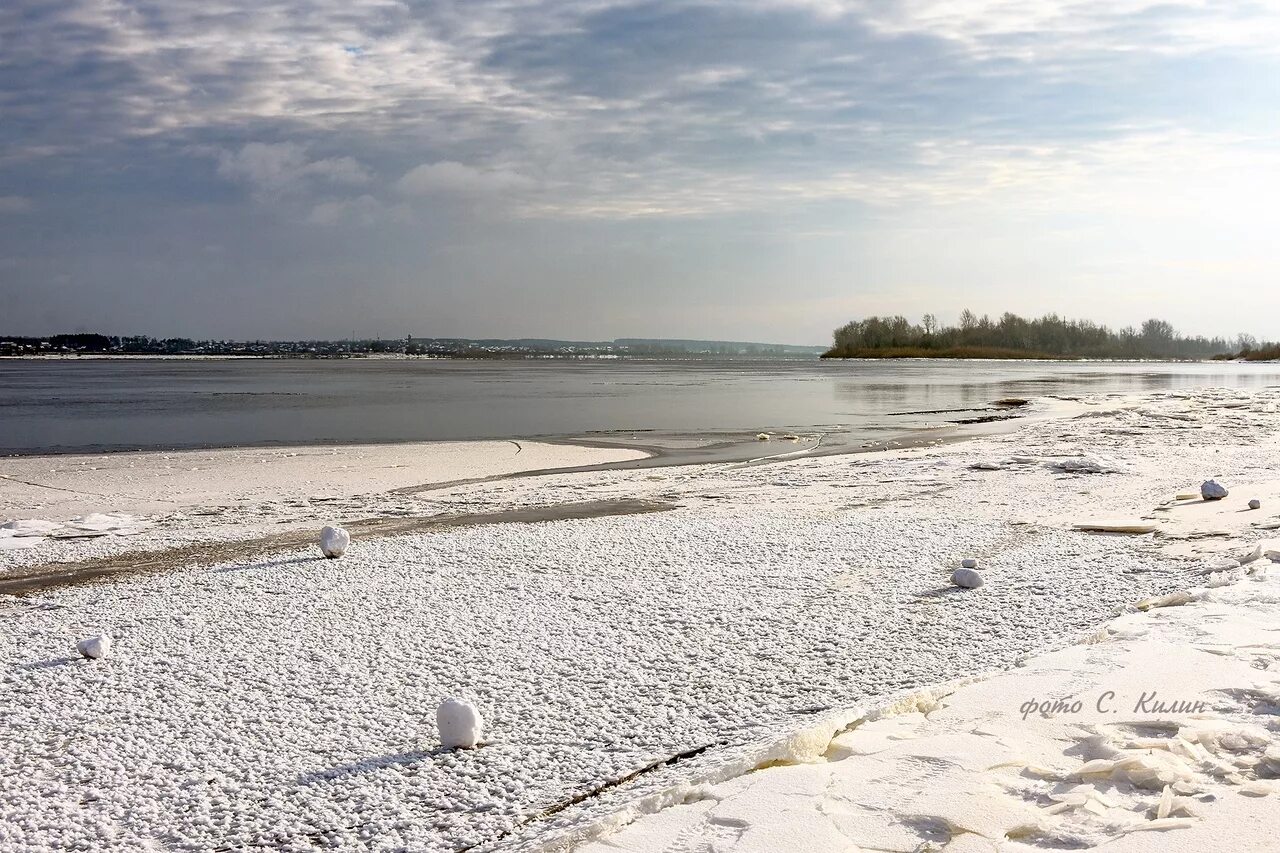 Уровень воды в каме на сегодня сарапул. Сарапул Кама пляж. Набережная реки Кама Сарапул. Кама весной Сарапул.