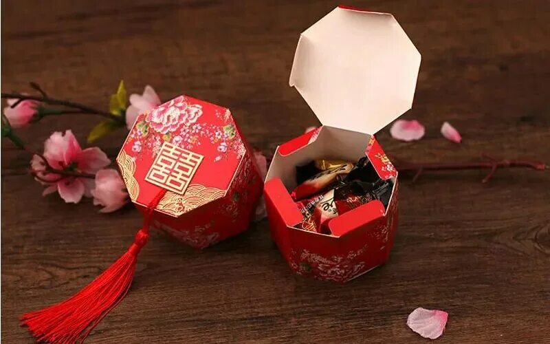 Китайская коробка. Китайские леденцы коробка. подарок с китайской тематикой. конфеты из китая в коробках. конфеты на китайской тематике.