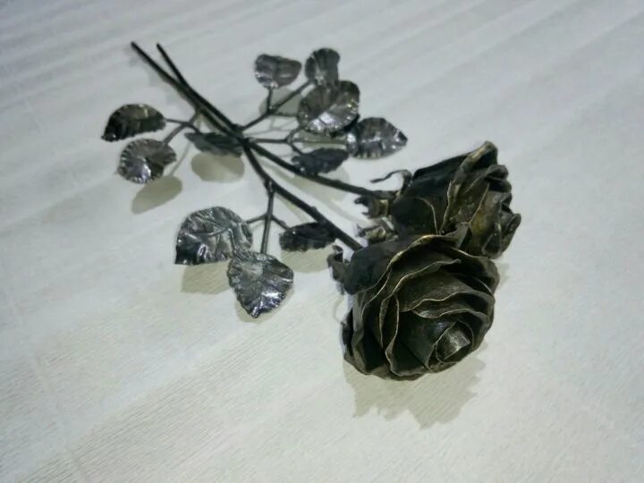 кованые розы на могилу. кованые розы лысякова. кованная оградка с розами. кованые розы лысякова. кованые розы на могилу.