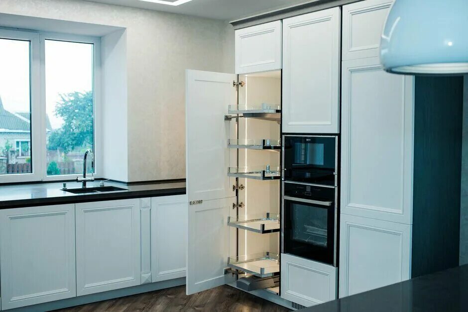 Кухня с большим холодильником. Встроенный холодильник. Холодильник встроенный в нишу. Шкаф для встраиваемого холодильника. Встраиваемый холодильник духовкой