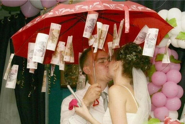 Сюрприз паре. Оригинальный подарок на свадьбу. Оригинальный подарок на свадьбу молодоженам. Денежный зонт на свадьбу. Прикольные подарки на свадьбу молодоженам.