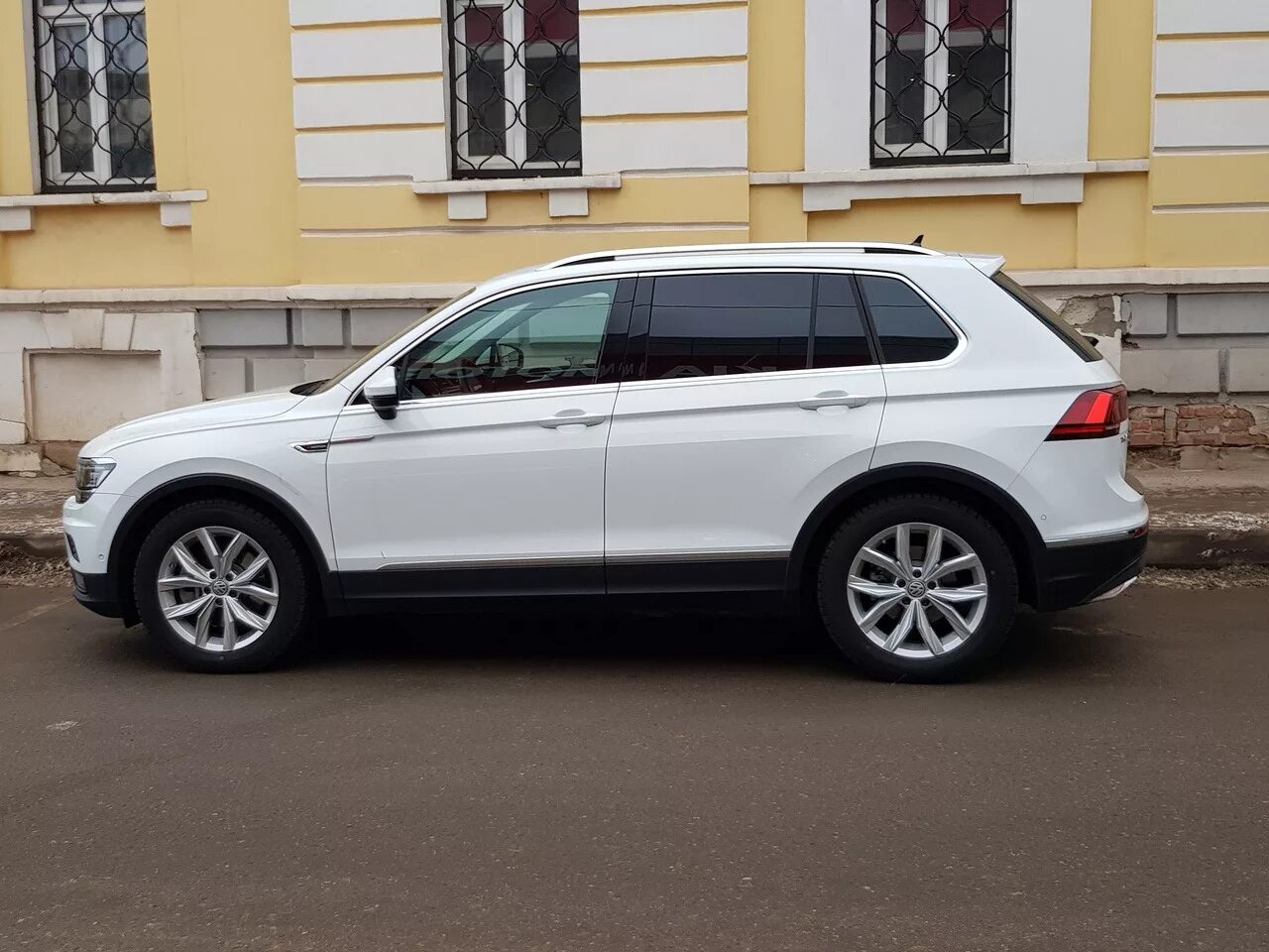 Volkswagen tiguan шины. Tiguan r18. R18 Tiguan 2. Колеса Tiguan r18. VW Tiguan r18.