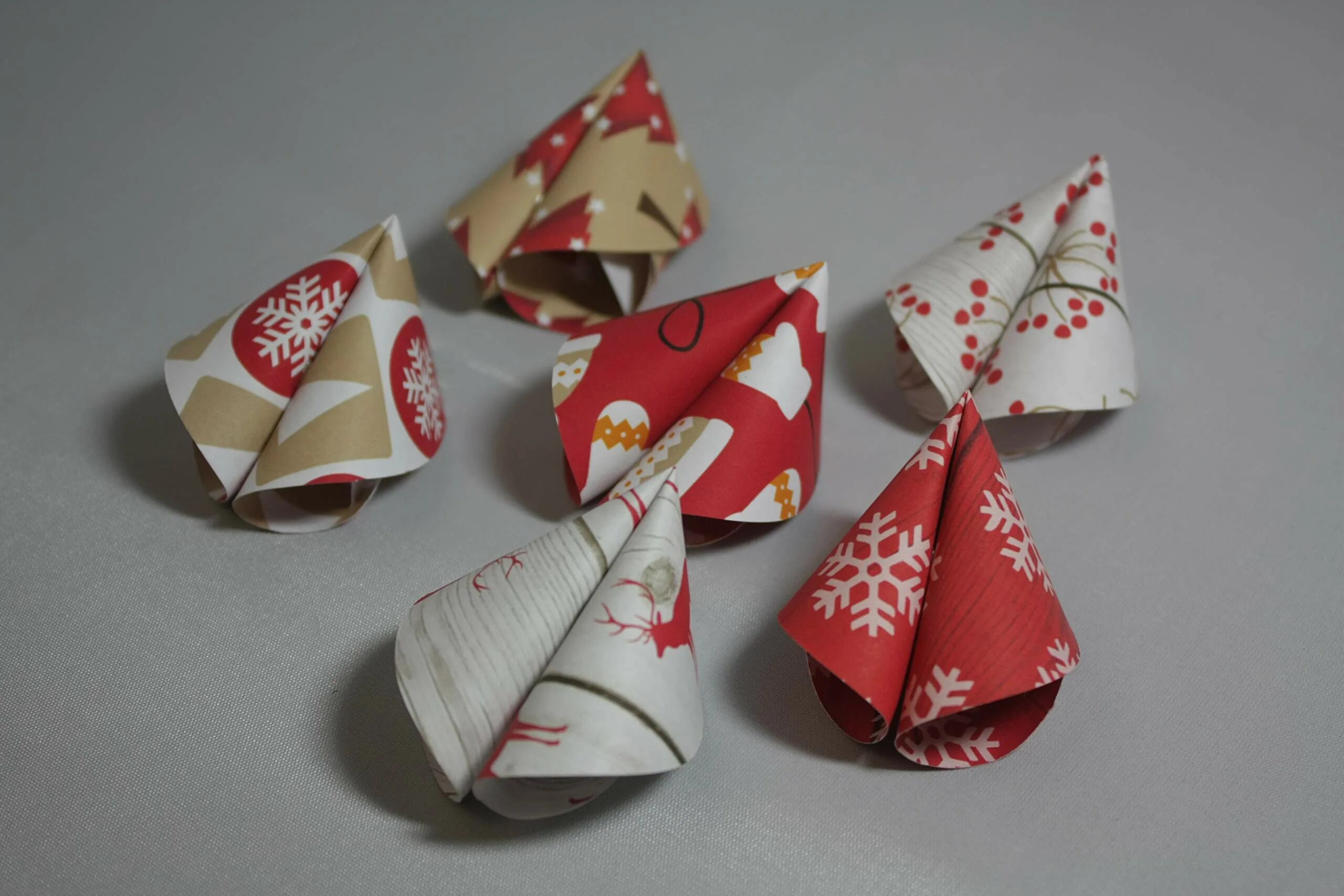 Как устроена хлопушка схема. Бумажная хлопушка. Хлопушка из бумаги своими руками новогодняя. Как сделать хлопушку своими руками. Хлопушка из втулки.