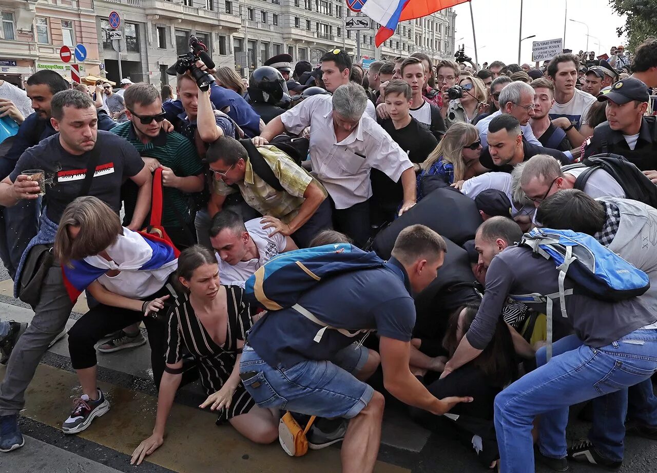 Нападение в москве сегодня. Митинг. Агрессивные демонстрации. Агрессивный демонстрант. Агрессивные митингующие.