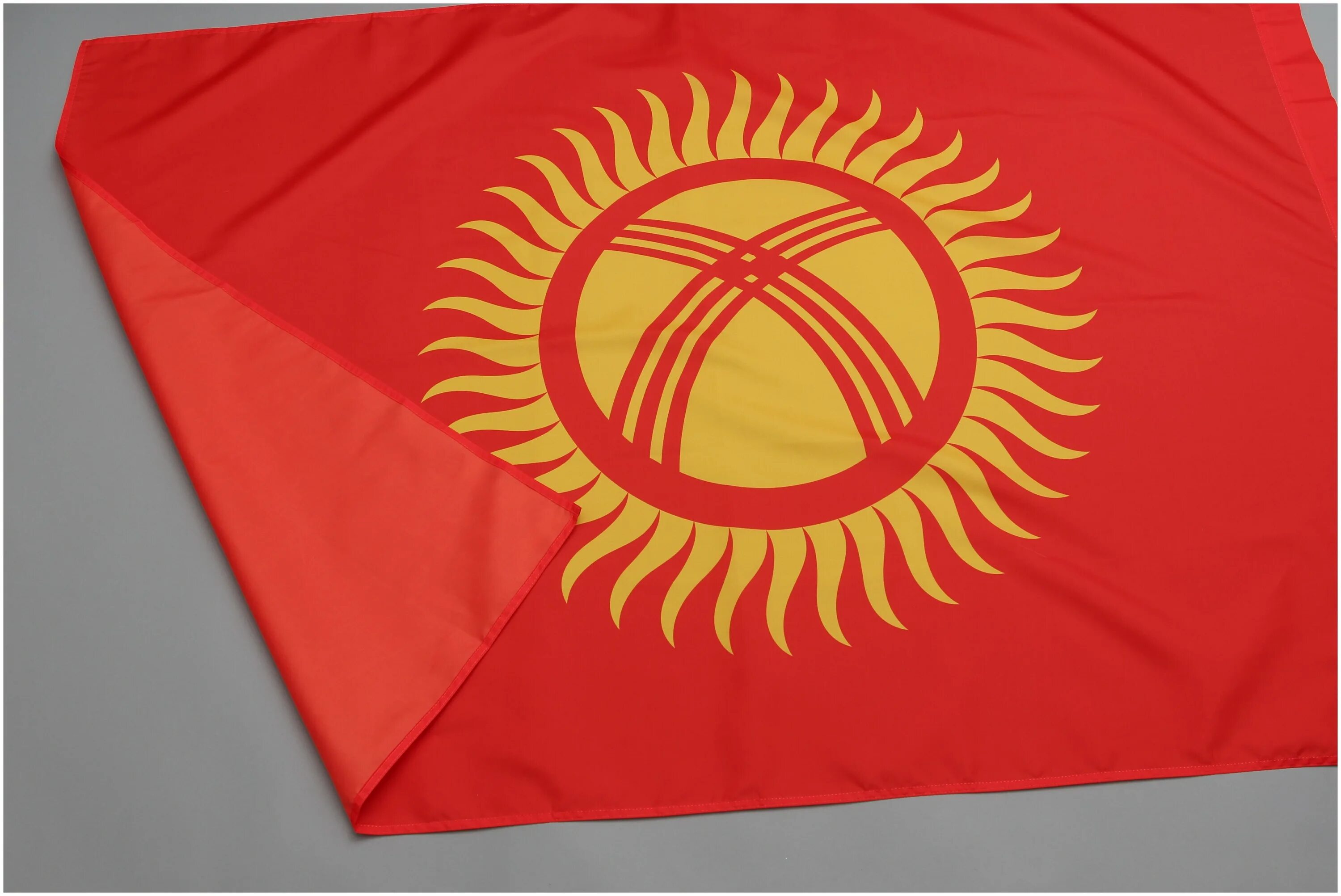 какой новый флаг кыргызстана. флаг киргизии 1991. какой новый флаг кыргызстана. флаг кыргызстана на площади ала-тоо. флаг киргизии 1991.