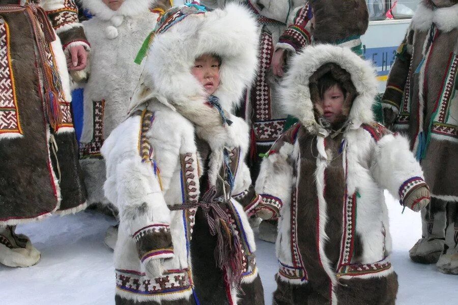 Как называется народ севера. Национальные костюмы народов россии ненцы. одежда народов севера малица. малица ненцев. малица национальная одежда народов севера.