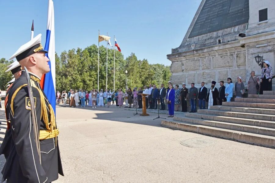 Форпост севастополь ру форпост севастополь новости севастополя. Затопление Черноморского флота в Севастополе в 1854. День ВМФ Севастополь. Оркестр Черноморского флота Севастополь. Кладбище оборонны Севастополь.