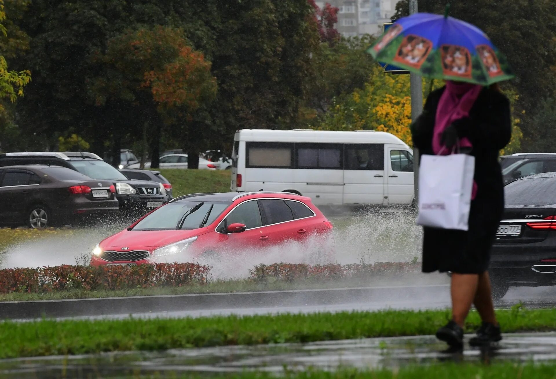 Погода когда закончится дождь. Ливень. Ливень в Москве. Дождь в Москве. Дождь на улице в машине.